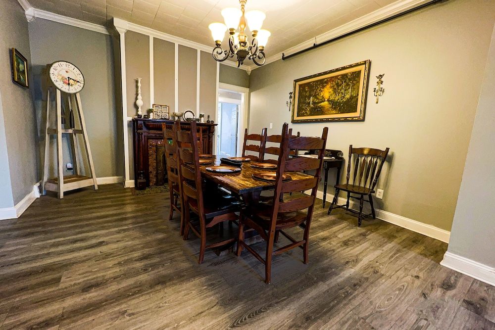 THE 1023 With Private Yard & Parking, Near Falls & Casino by Niagara Hospitality Deluxe House 37