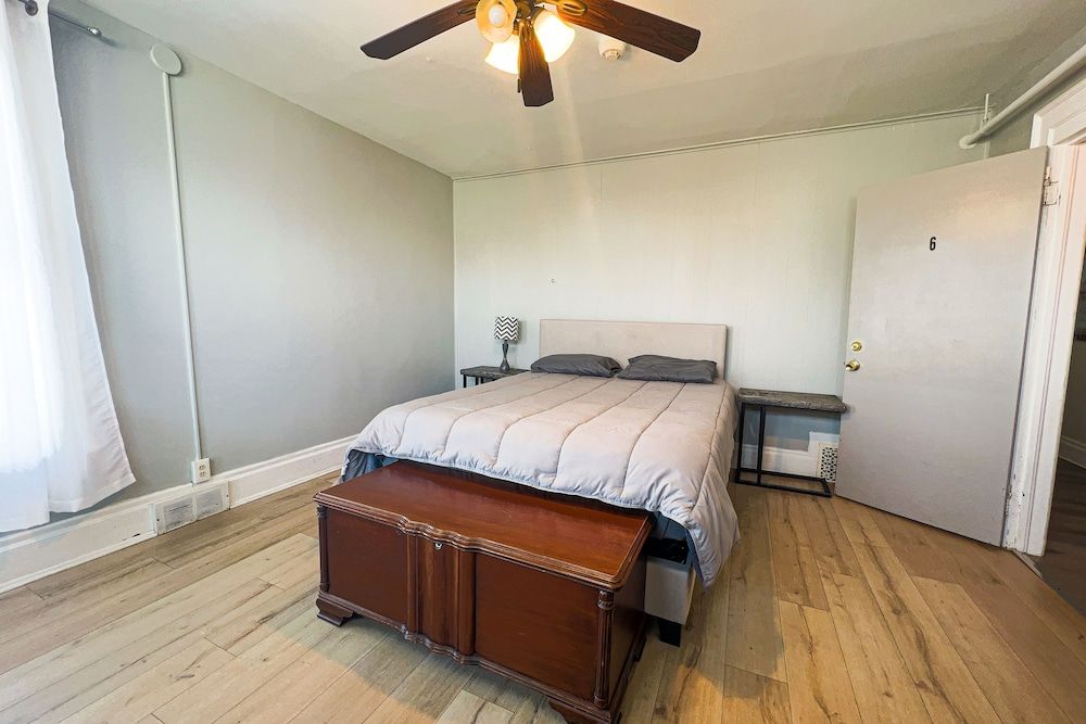 THE 1023 With Private Yard & Parking, Near Falls & Casino by Niagara Hospitality Deluxe House 15