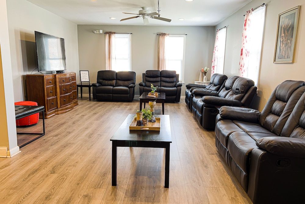 THE 1023 With Private Yard & Parking, Near Falls & Casino by Niagara Hospitality Deluxe House 33