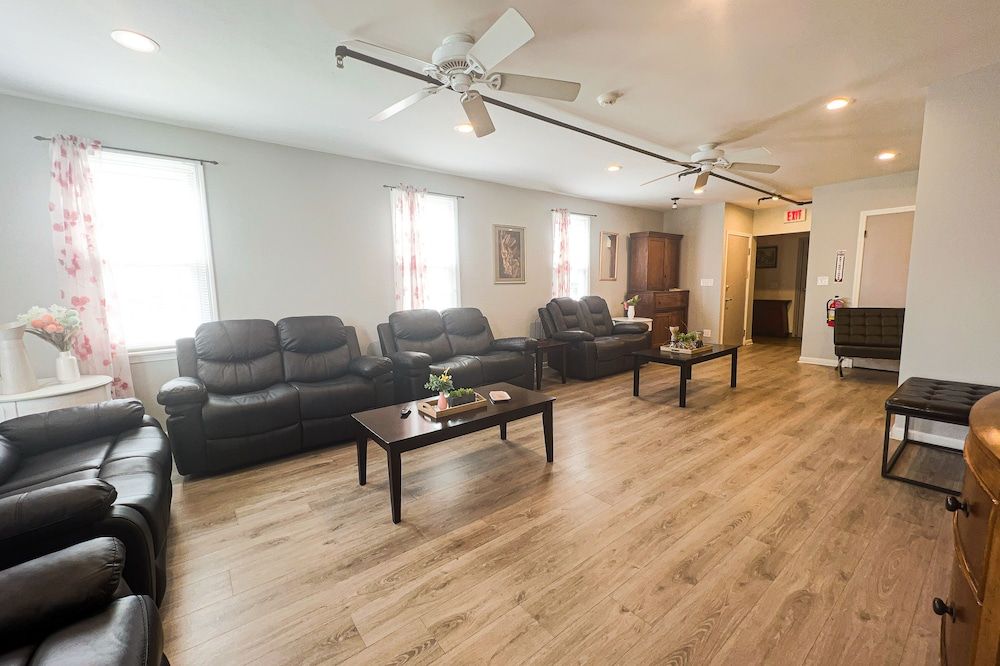 THE 1023 With Private Yard & Parking, Near Falls & Casino by Niagara Hospitality Deluxe House 31