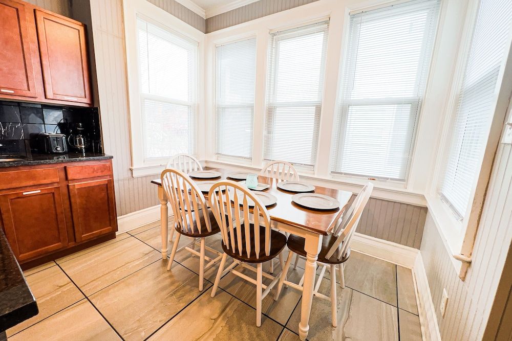 THE 1023 With Private Yard & Parking, Near Falls & Casino by Niagara Hospitality Deluxe House 22