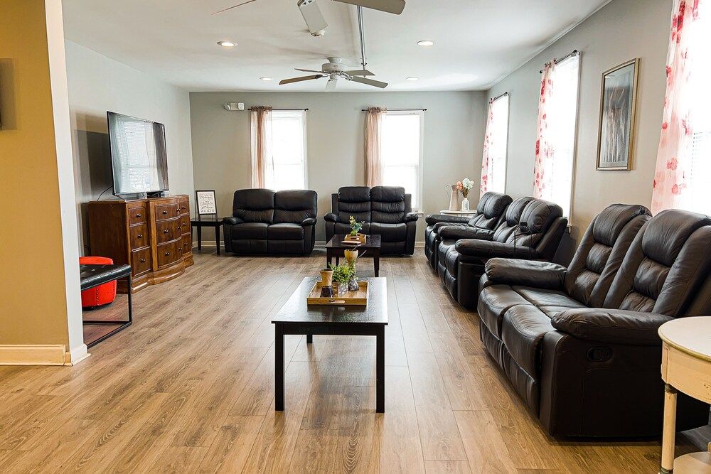 THE 1023 With Private Yard & Parking, Near Falls & Casino by Niagara Hospitality Deluxe House 28