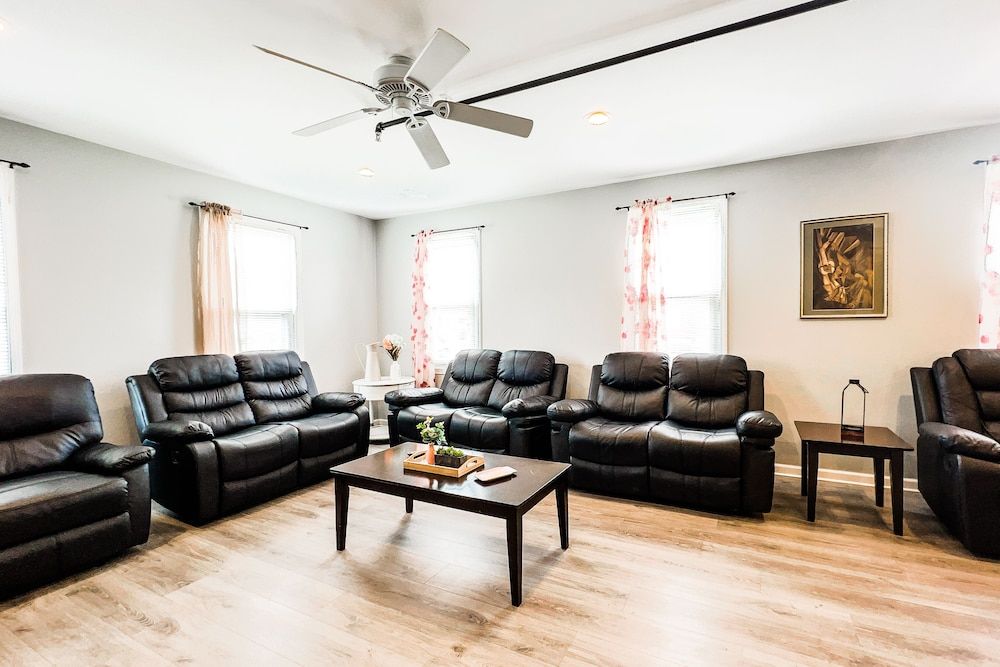 THE 1023 With Private Yard & Parking, Near Falls & Casino by Niagara Hospitality Deluxe House 30