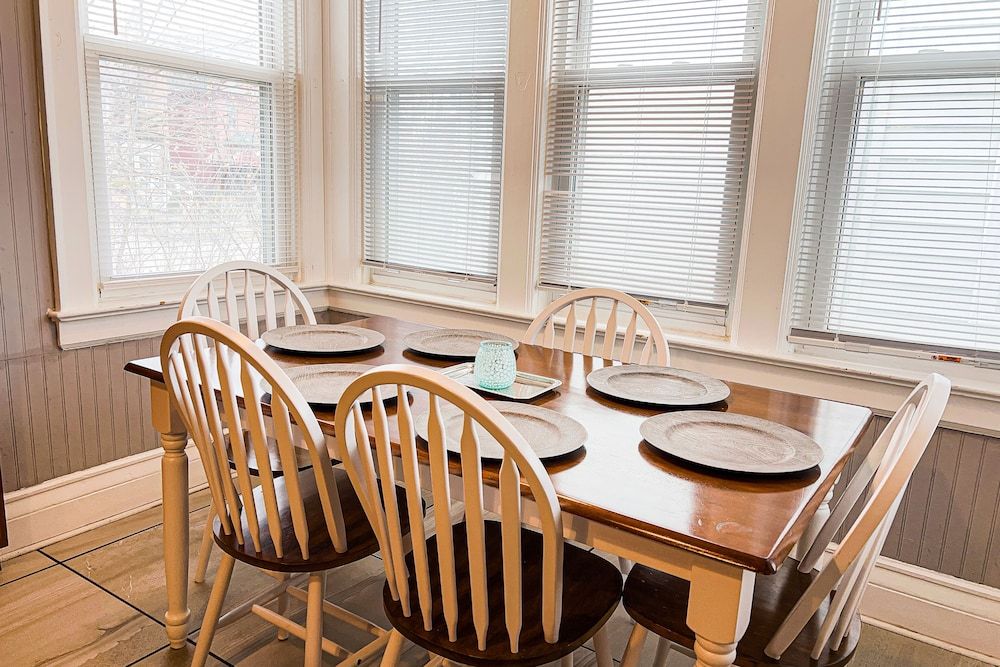 THE 1023 With Private Yard & Parking, Near Falls & Casino by Niagara Hospitality Deluxe House 18