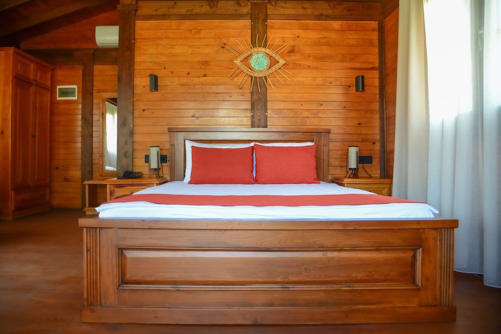 Tree House, Double and 1 Twin, Mountain or Pool View