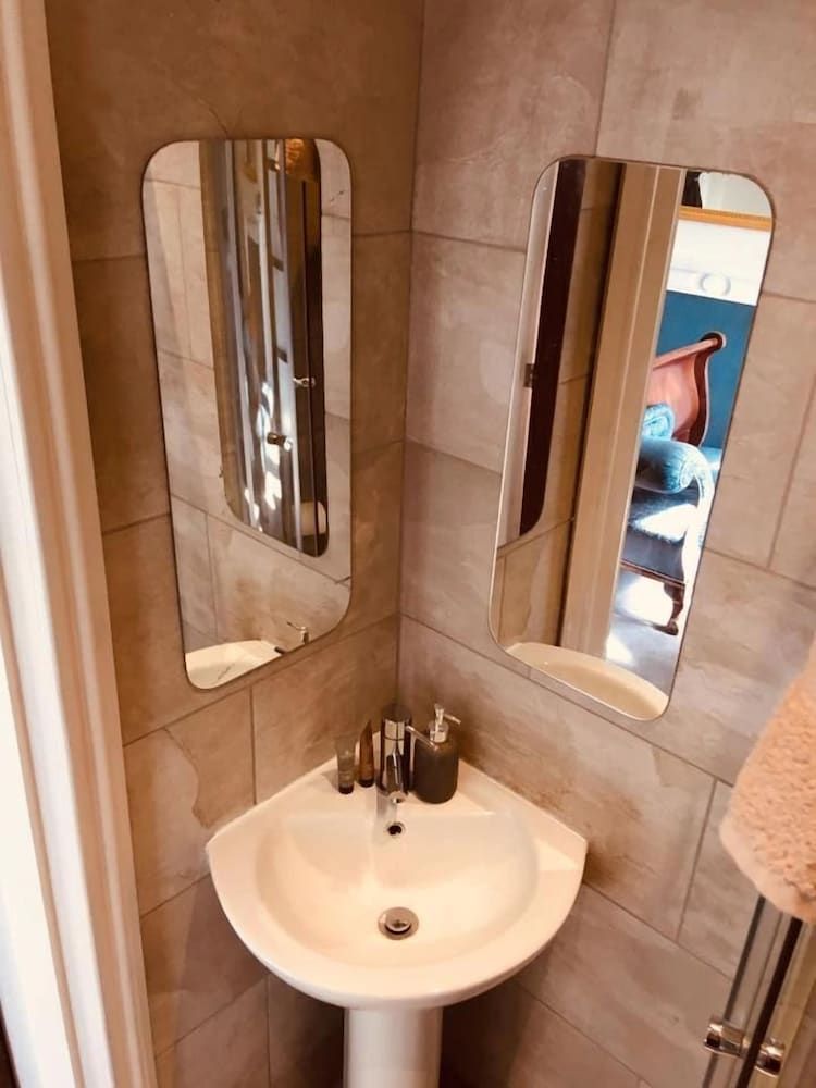 Brass Castle Country House Accommodation Standard Double Room 7