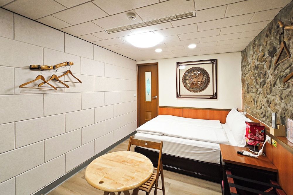 Qu Hi Home Stay Signature Double Room (101) 4