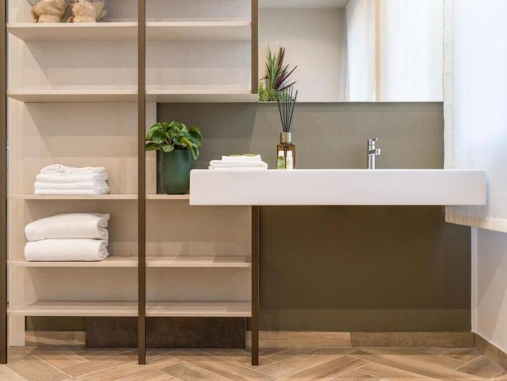 L.A. Home Superior Double Room, 1 Bedroom, Accessible, Lake View 3