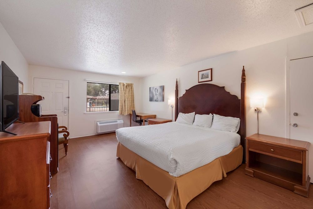Americas Best Value Inn Lockhart Room, 1 King Bed, Smoking 2