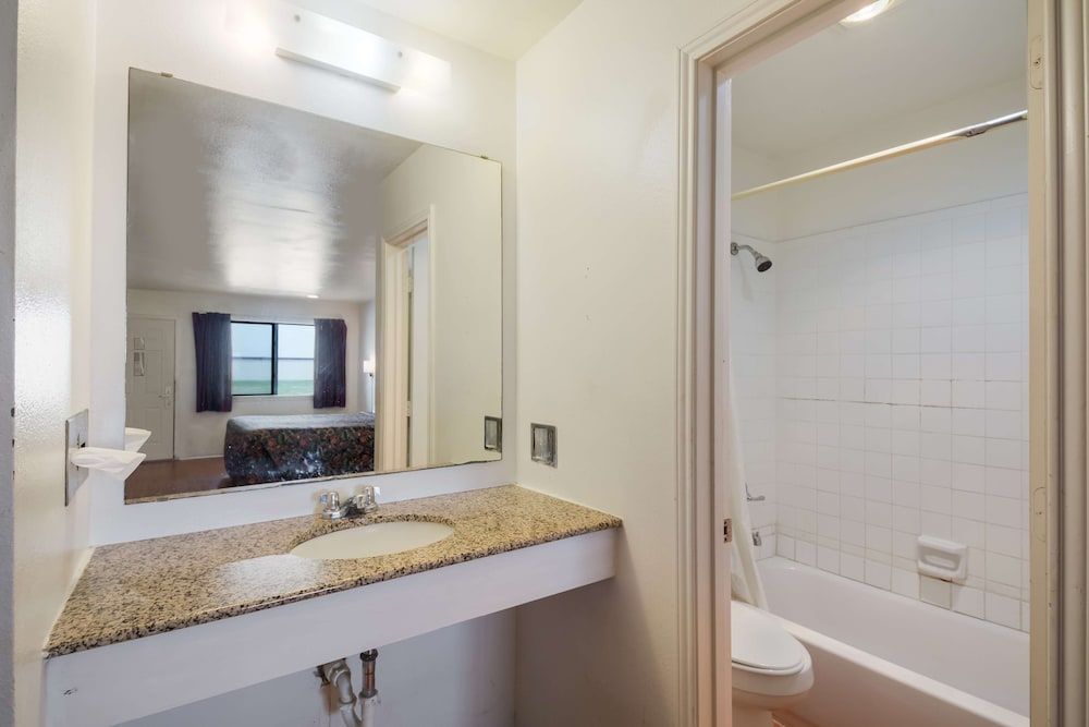 Americas Best Value Inn Lockhart Room, 1 King Bed, Smoking 3