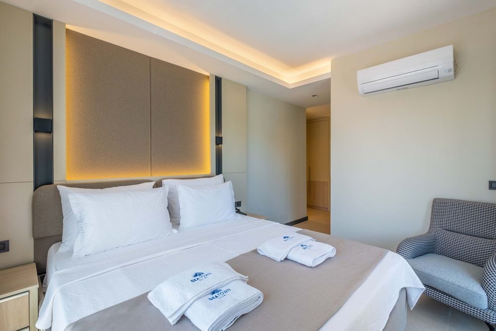 Seatown Hotel Deluxe Room, 1 Queen Bed, Balcony, City View 2