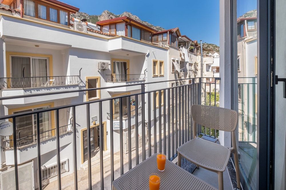 Seatown Hotel Deluxe Room, 1 Queen Bed, Balcony, City View 4