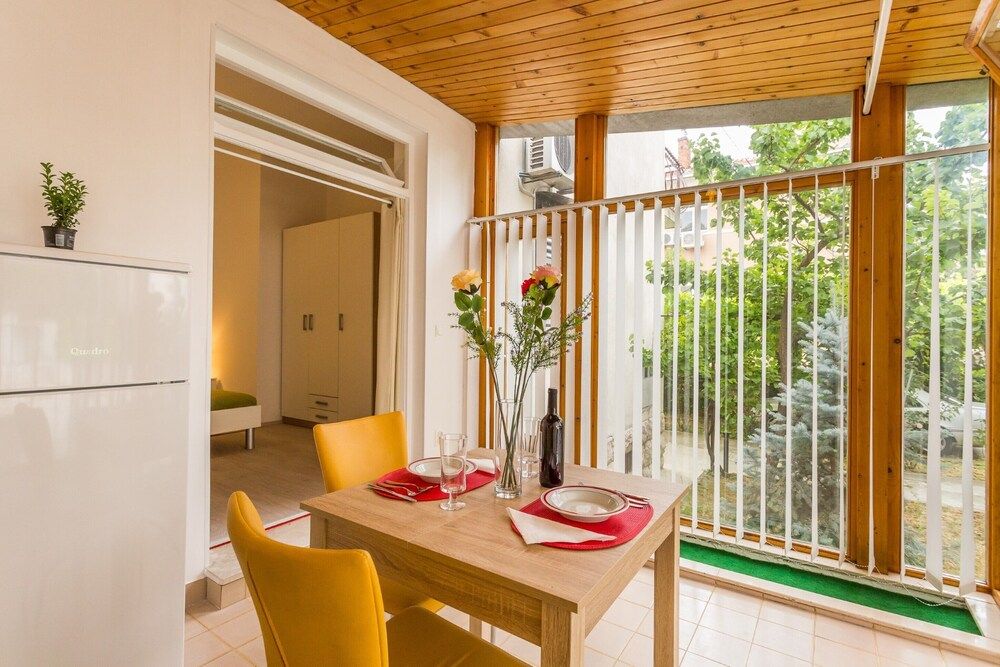 Comfortable Modern Studio With Shaded Patio Apartment 7