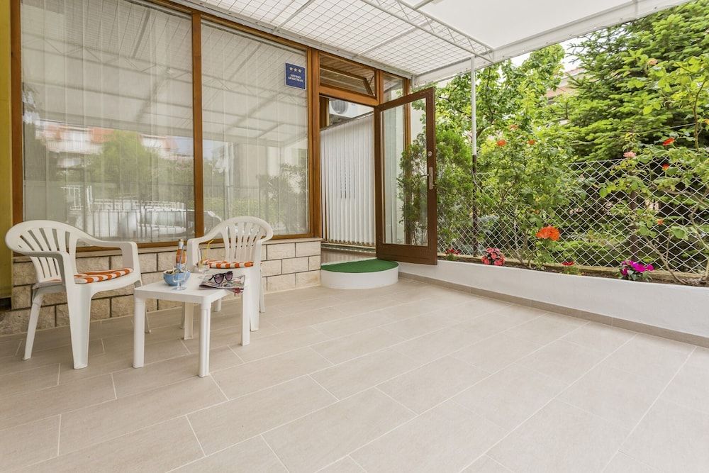 Comfortable Modern Studio With Shaded Patio Apartment 12