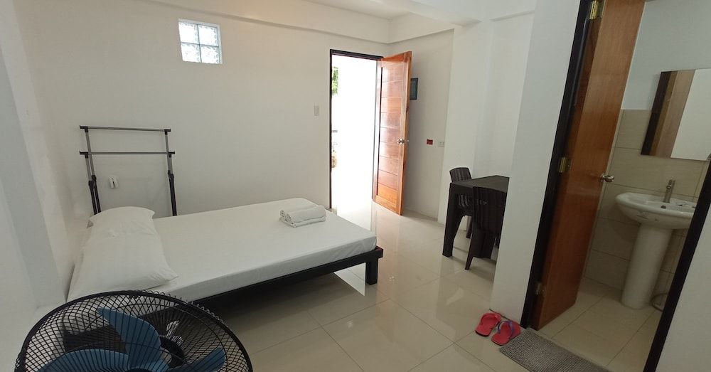 The Palines Apartment Hotel Standard Studio, 1 Queen Bed, Kitchenette, Courtyard View 2