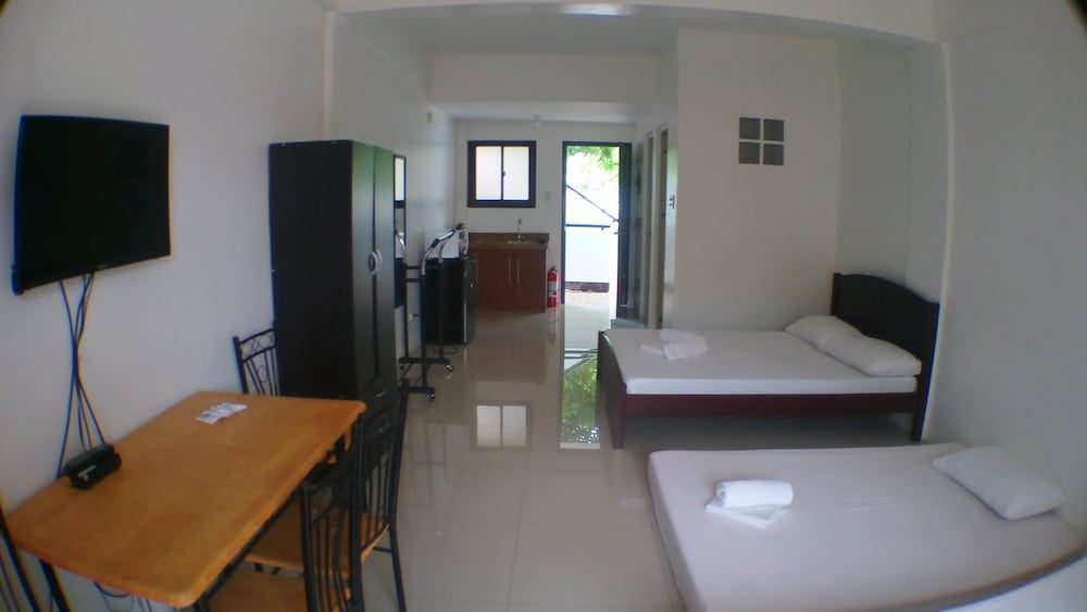 The Palines Apartment Hotel Family Studio, 2 Queen Beds, Kitchenette, City View 2