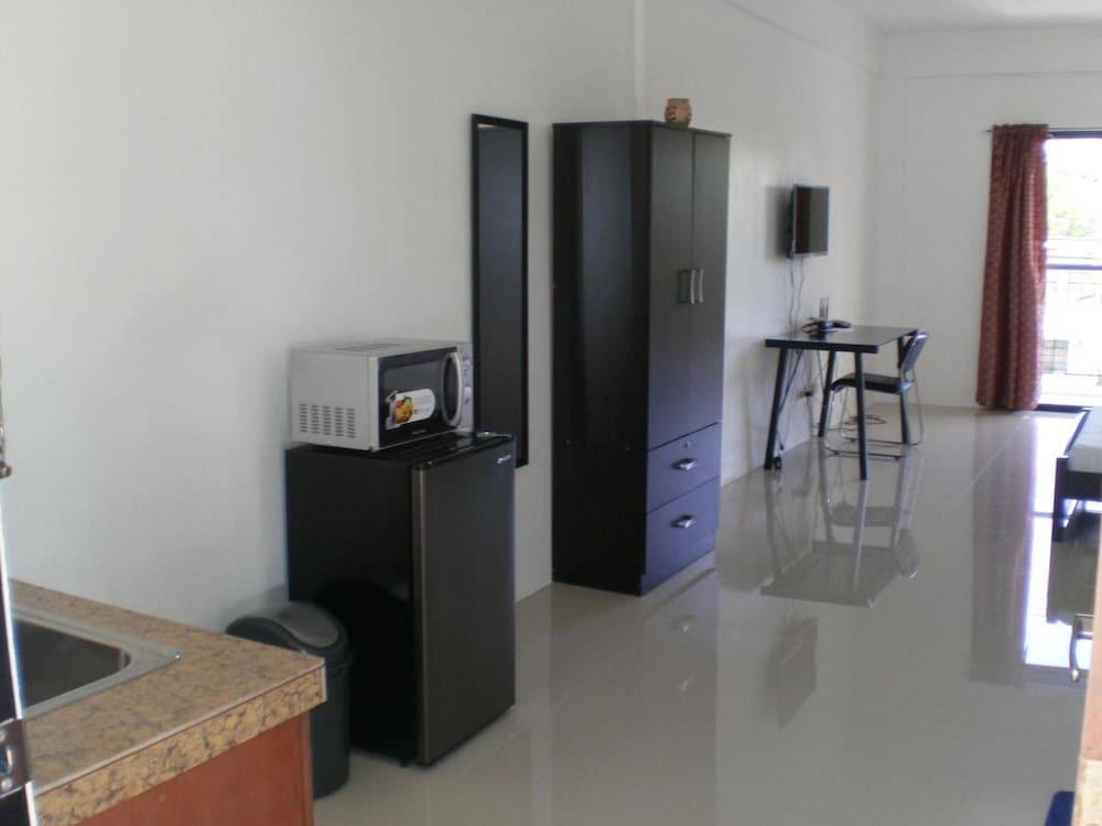 The Palines Apartment Hotel Family Studio, 2 Queen Beds, Kitchenette, City View 8