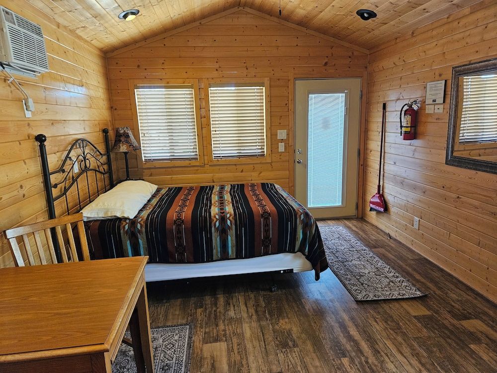 Deluxe Queen Cabin A with 1/2 bath (Pet Friendly)