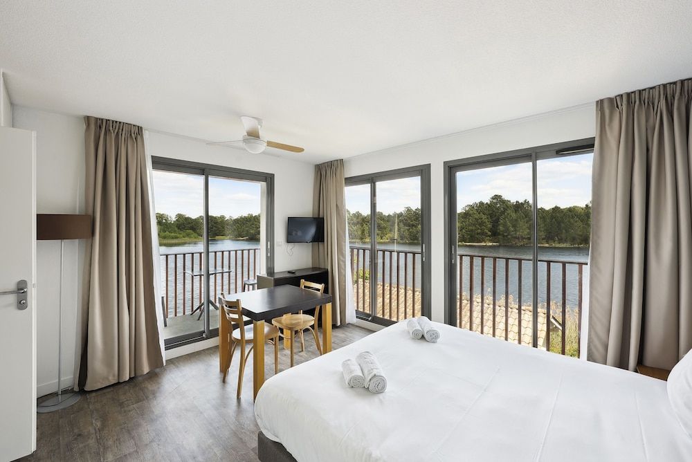 Confort Studio, 1 Queen Bed, lake/pool view