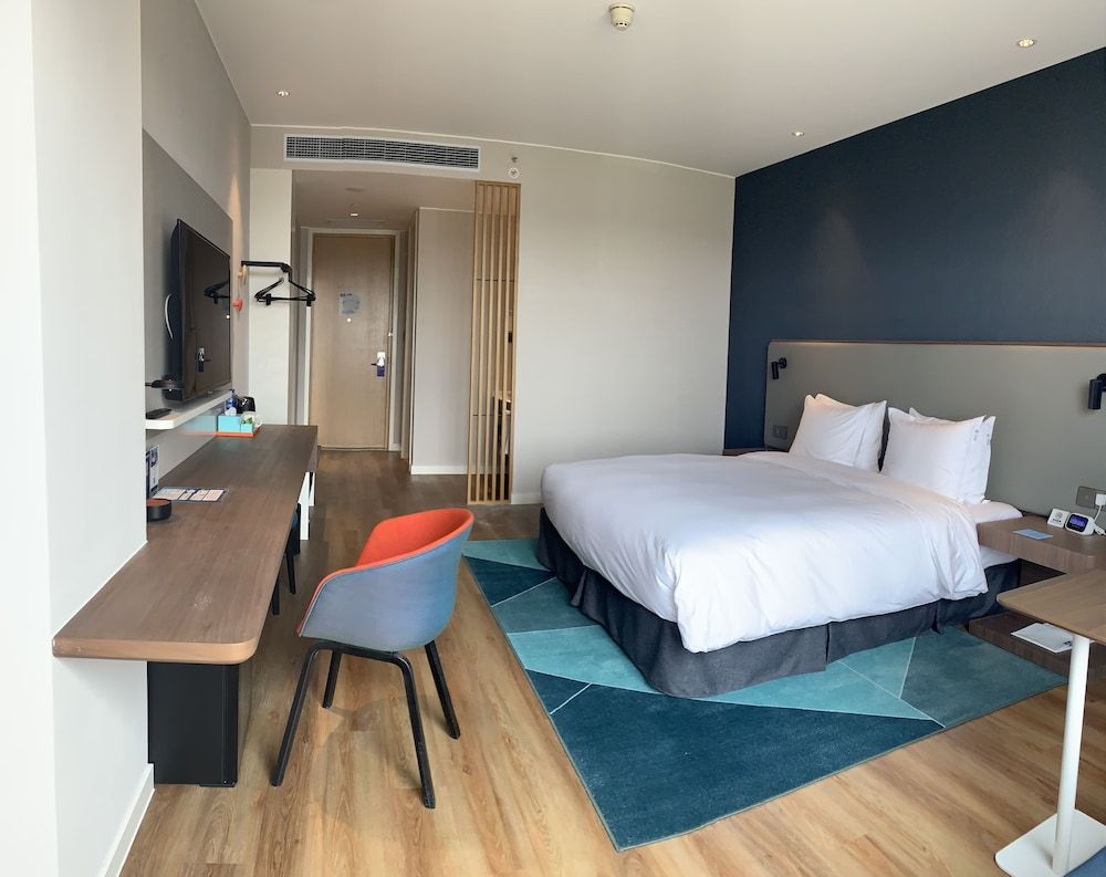 Holiday Inn Express Shanghai Kangqiao by IHG Standard Room, 1 King Bed 3