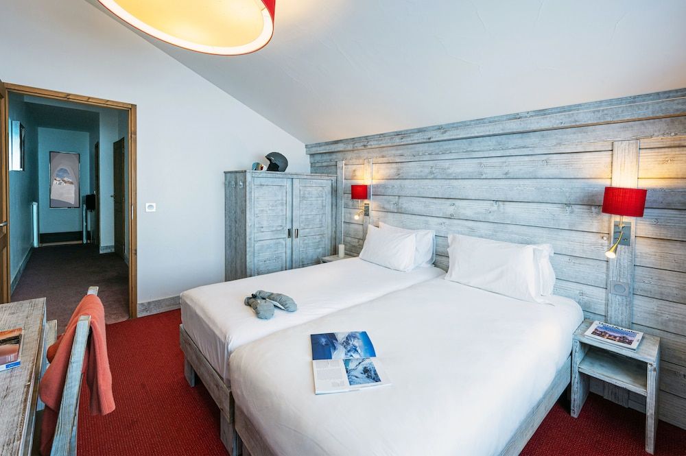 Comfort Room, Connecting Rooms