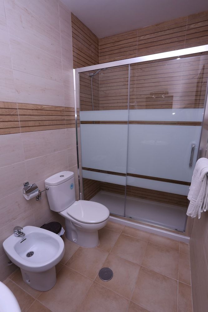 Hotel Andalucía Standard Triple Room, City View 3