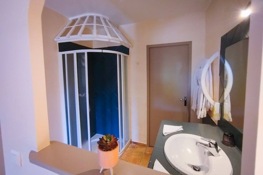 Le Mas De Gleyzes Standard Double Room, Private Bathroom (Conde De La Maza) 3