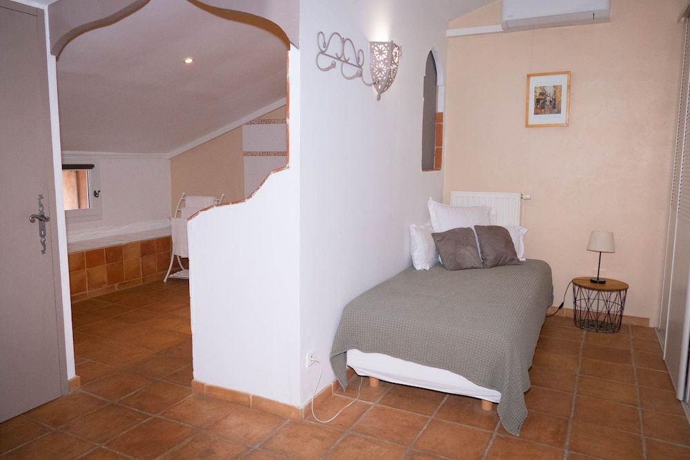 Standard Double Room, Private Bathroom (De Surga)