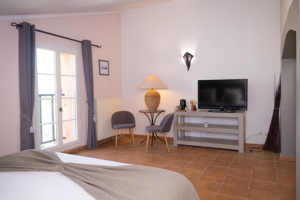 Le Mas De Gleyzes Standard Double Room, Private Bathroom (El Miura) 4