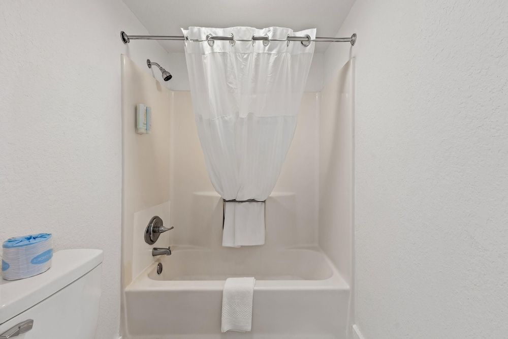 Econo Lodge Standard Room, 1 King Bed, Non Smoking 6