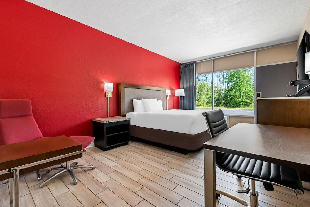 Econo Lodge Standard Room, 1 King Bed, Non Smoking 3