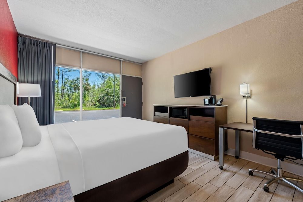 Econo Lodge Standard Room, 1 King Bed, Non Smoking 2