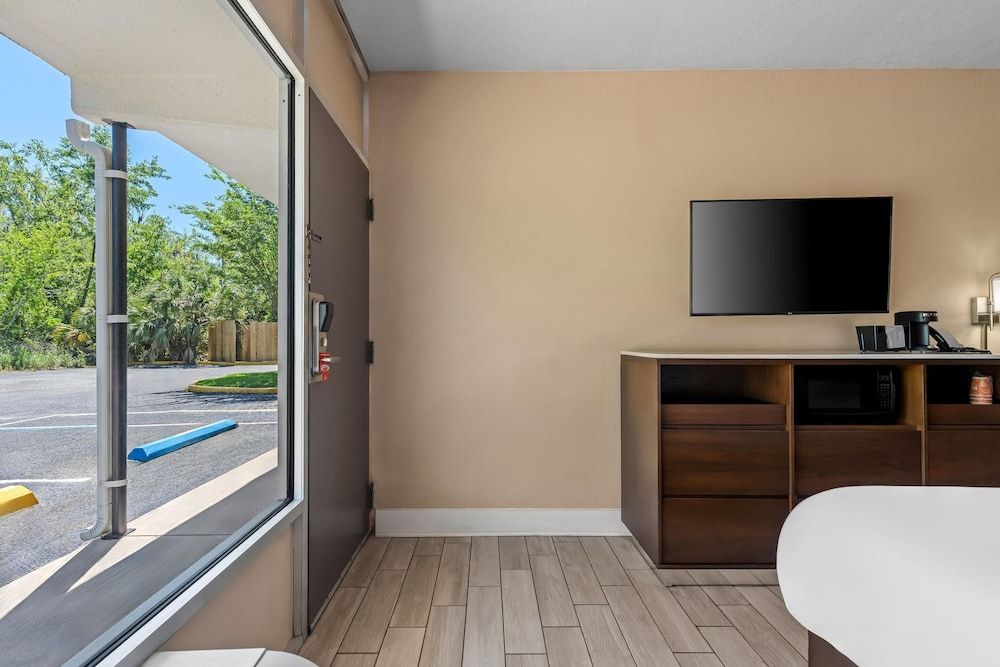 Econo Lodge Standard Room, 1 King Bed, Non Smoking 7