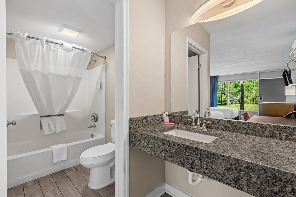 Econo Lodge Standard Room, 2 Double Beds, Non Smoking 6