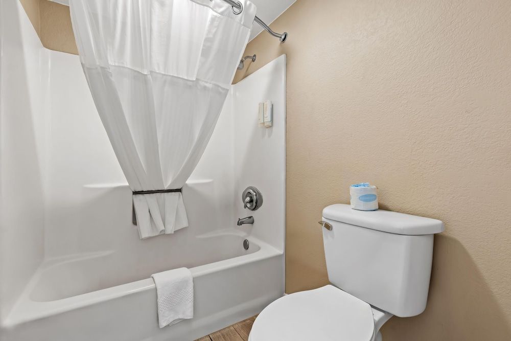 Econo Lodge Standard Room, 2 Double Beds, Non Smoking 7