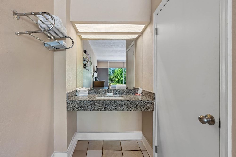 Econo Lodge Standard Room, 1 King Bed, Non Smoking 5