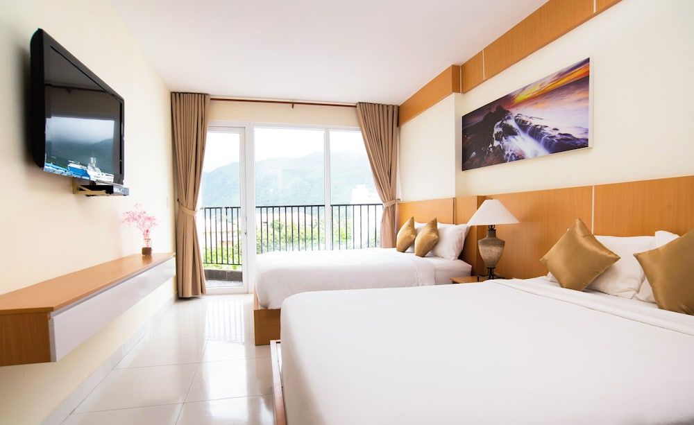 Family Shared Dormitory, 2 Queen Beds, Mountain View