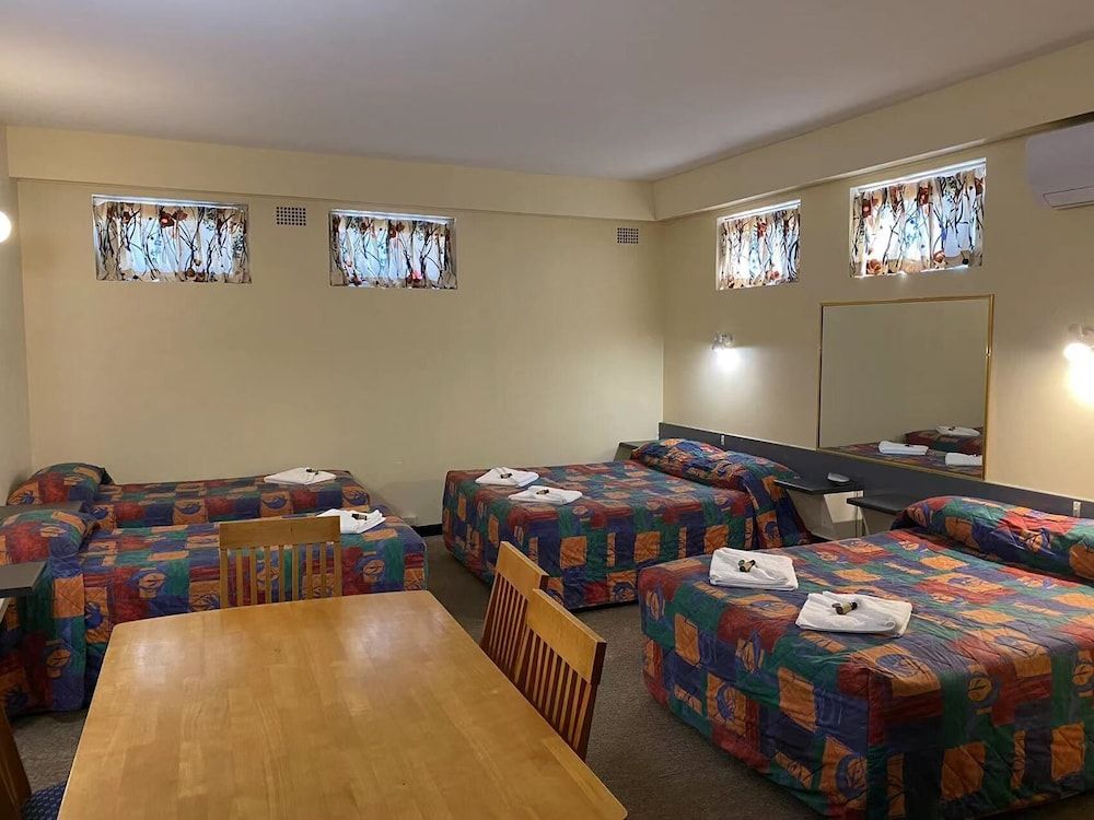 Gateway Motor Inn Family Room for 6