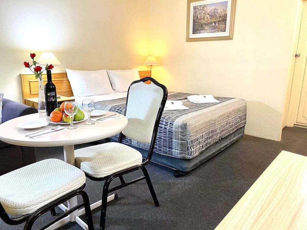 Gateway Motor Inn Queen Room 2