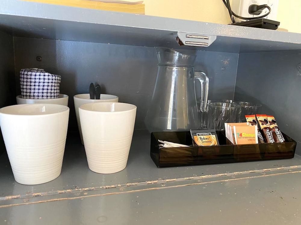 Gateway Motor Inn Family Room for 6 2