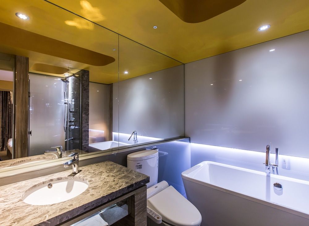 Deep Soaking Bathtub