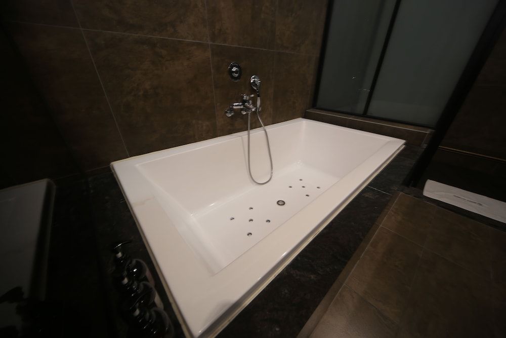 Deep Soaking Bathtub