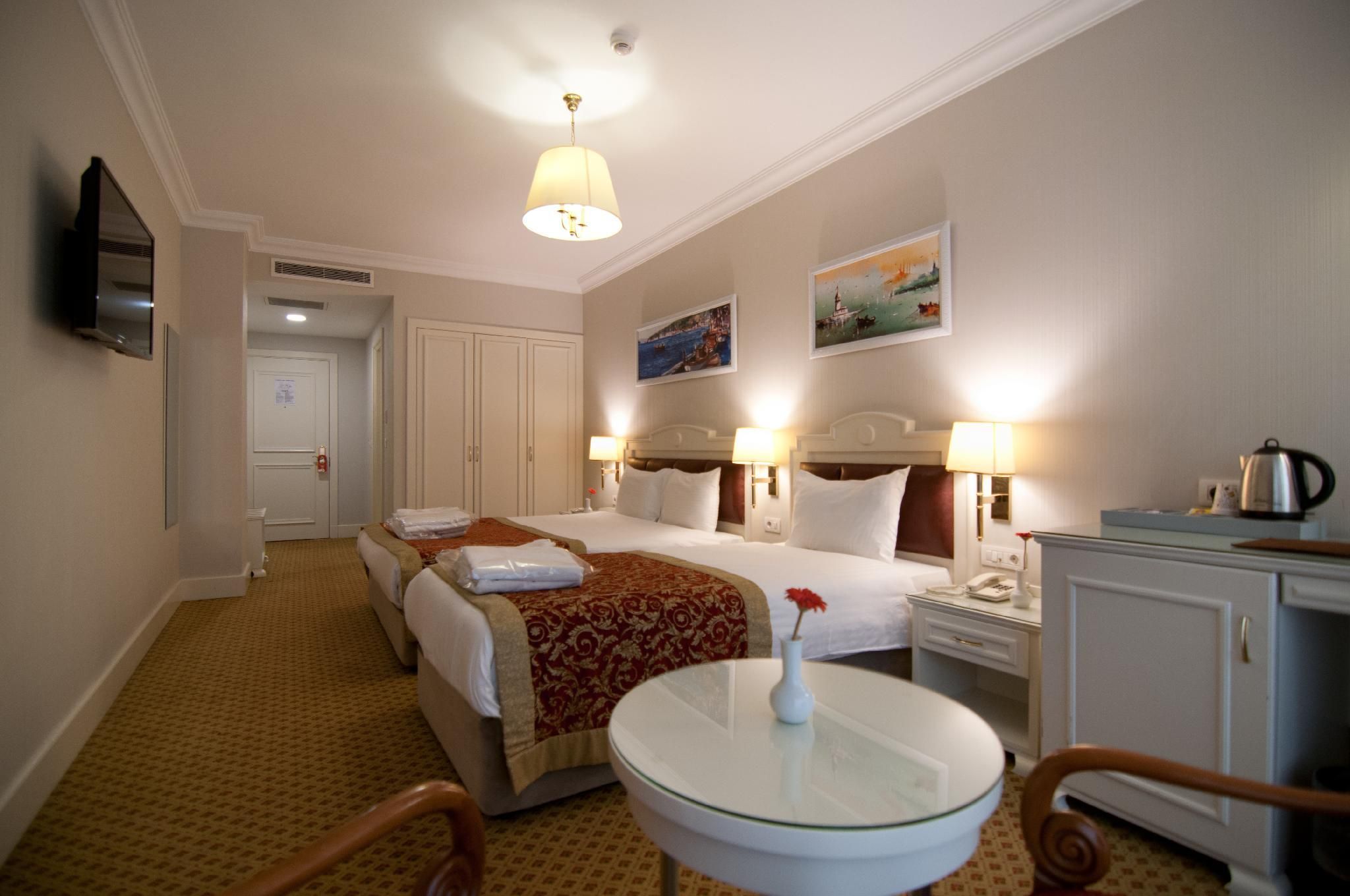 Family Room ( 2 Adults + 1 child)