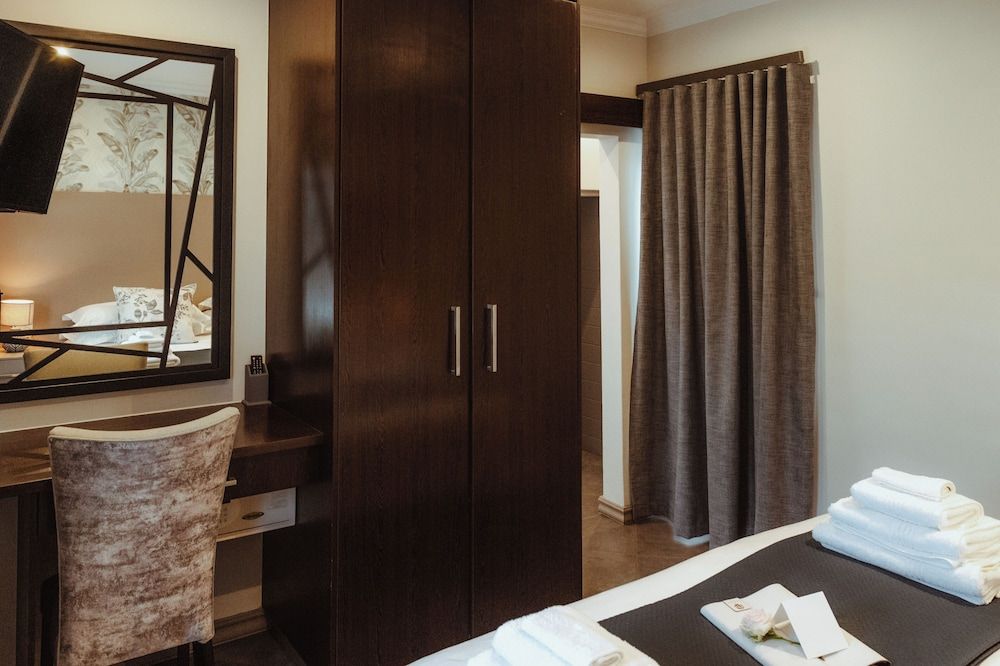 The Feather Hill Boutique Hotel Family Room 6