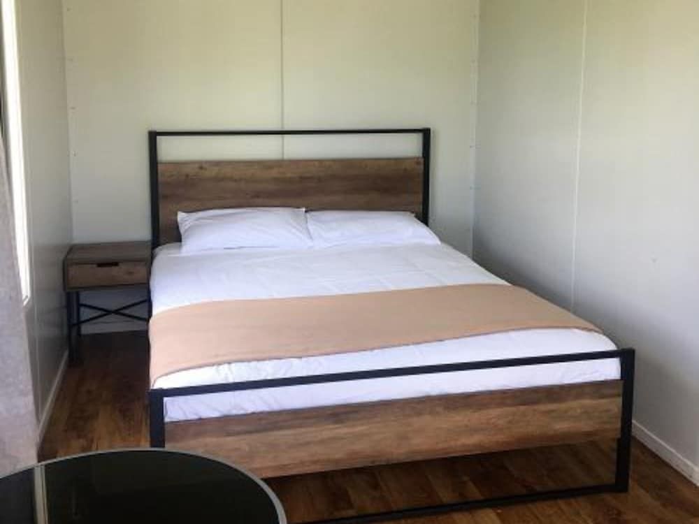 Otorohanga Kiwi Holiday Park Basic Cabin 2