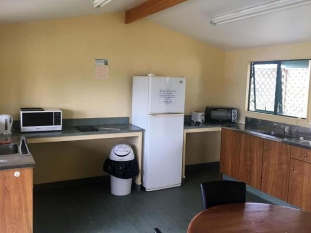 Otorohanga Kiwi Holiday Park Basic Cabin 3