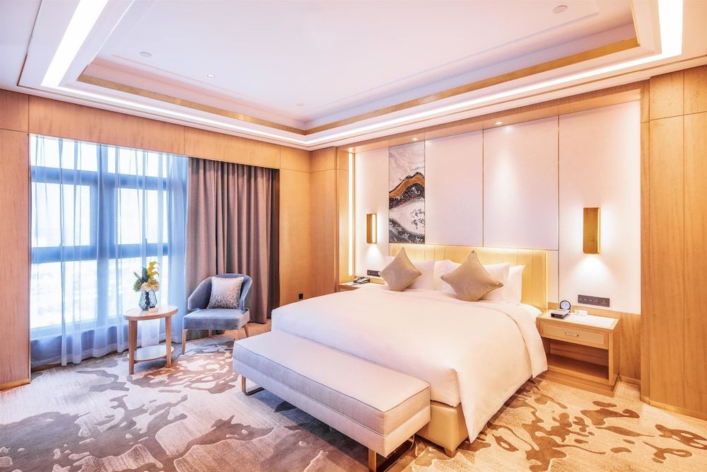 Deluxe Suite, 1 King Bed, Smoking (Executive)