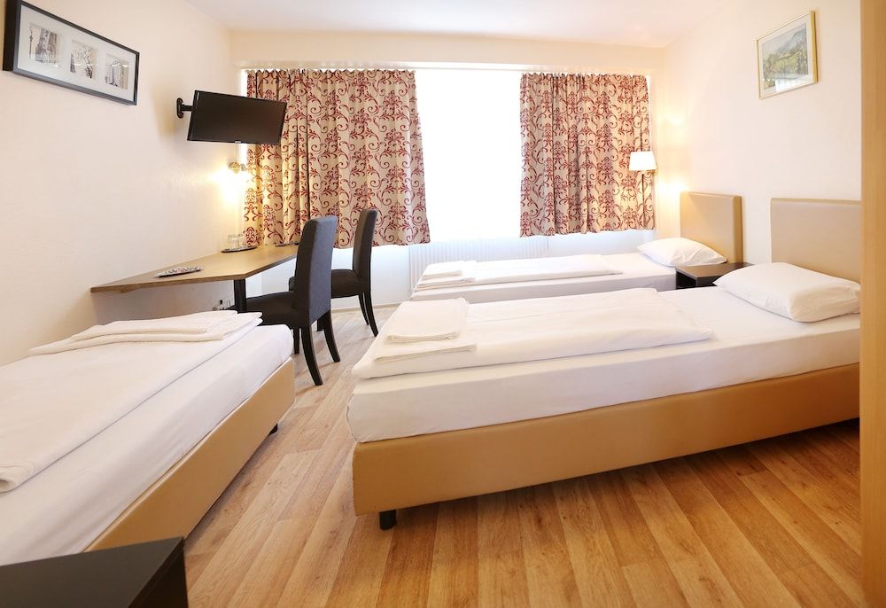 Pension Alpha Frankfurt City Triple Room, Private Bathroom 2