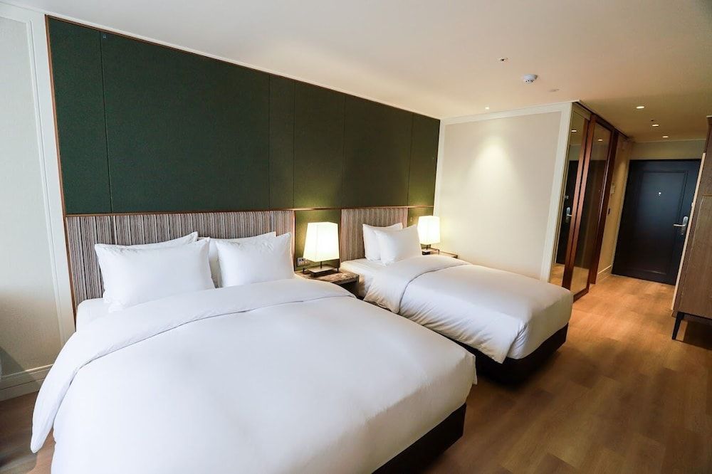 The May Hotel Business Twin