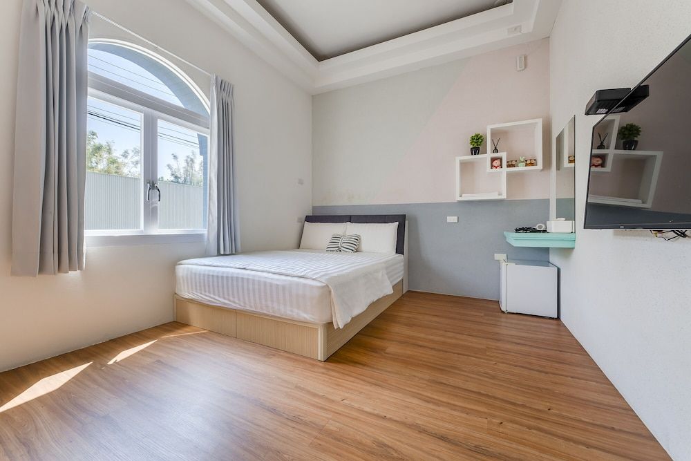 Standard double room with shared bathroom